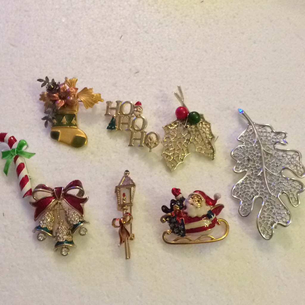 Vintage Lot Holidays Brooches 8